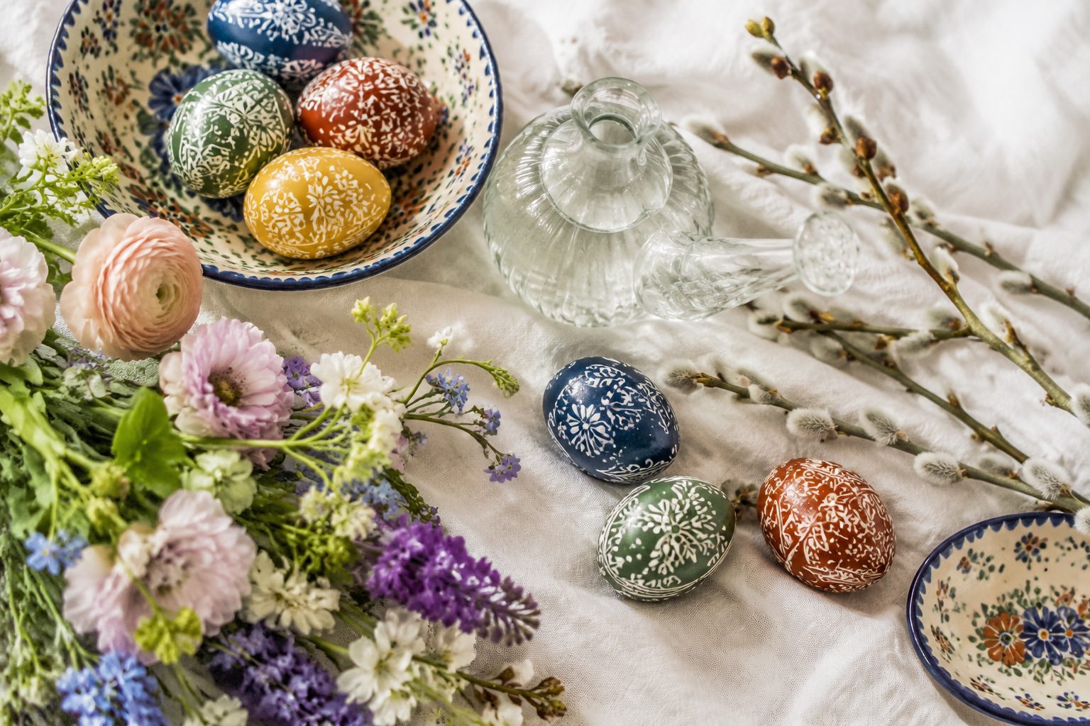 Śmigus-dyngus — pisanki, gałązki bazi i dzbanek z wodą na lany poniedziałek